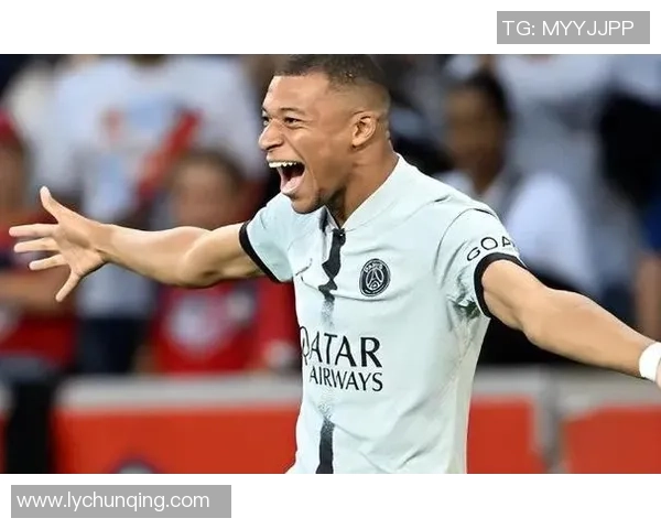 个子瘦高的足球明星如何在赛场上展现出超凡的技术与魅力