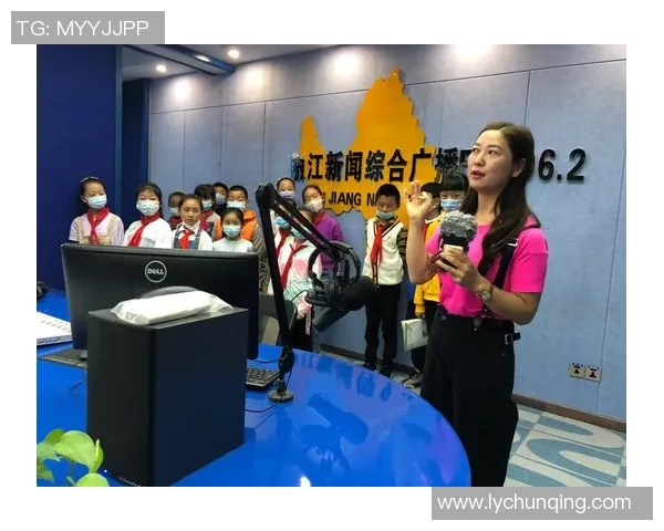 小小球星的梦想舞台幼儿足球明星海报展现童年激情与活力